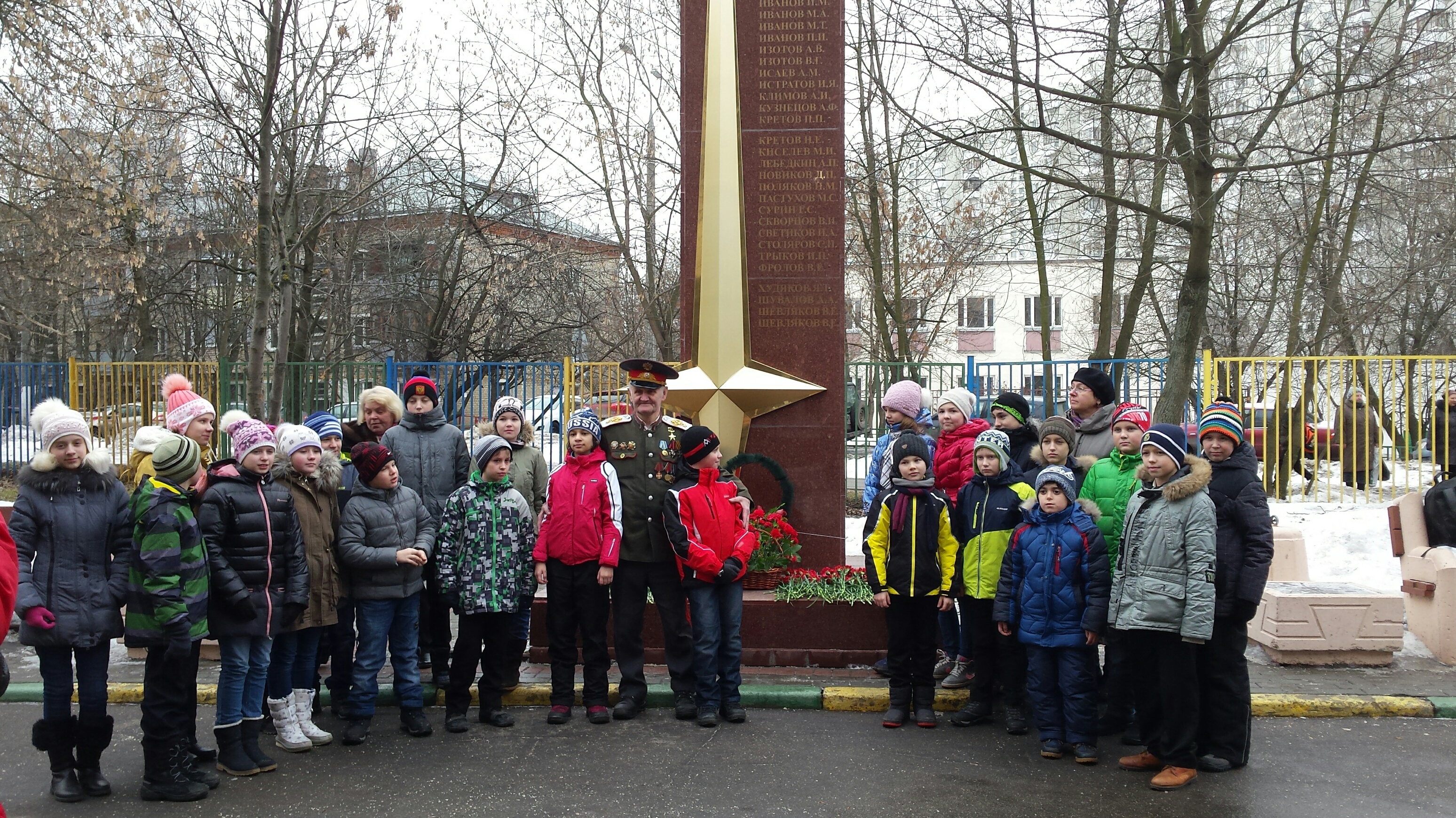 19.02.2016 В рамках празднования Дня Защитника Отечества на территории Лицея №504 по адресу: Варшавское шоссе, 143-6, состоялся традиционный митинг с возложением цветов к памятной стеле, в честь погибших в период Великой Отечественной войны 1941-1945 гг.