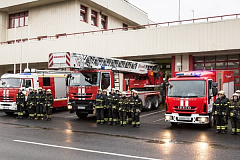 Пожарные столицы поздравляют с Новым годом и предупреждают о необходимости соблюдать правила безопасности