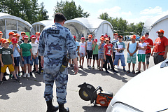 Росгвардейцы поддержали проект Музея Победы и провели урок безопасности для воспитанников городского клуба «Лето Побед» 