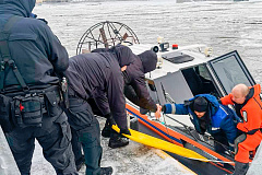 Спецназовцы оказали помощь человеку, оказавшемуся на льду Москва-реки